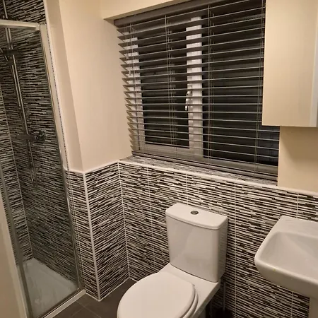Dengenzy House Leeds (West Yorkshire)