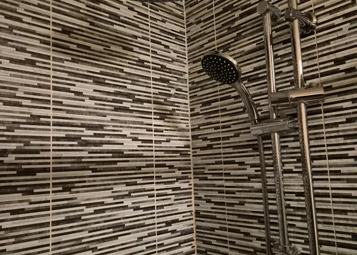 Dengenzy House * Leeds (West Yorkshire)